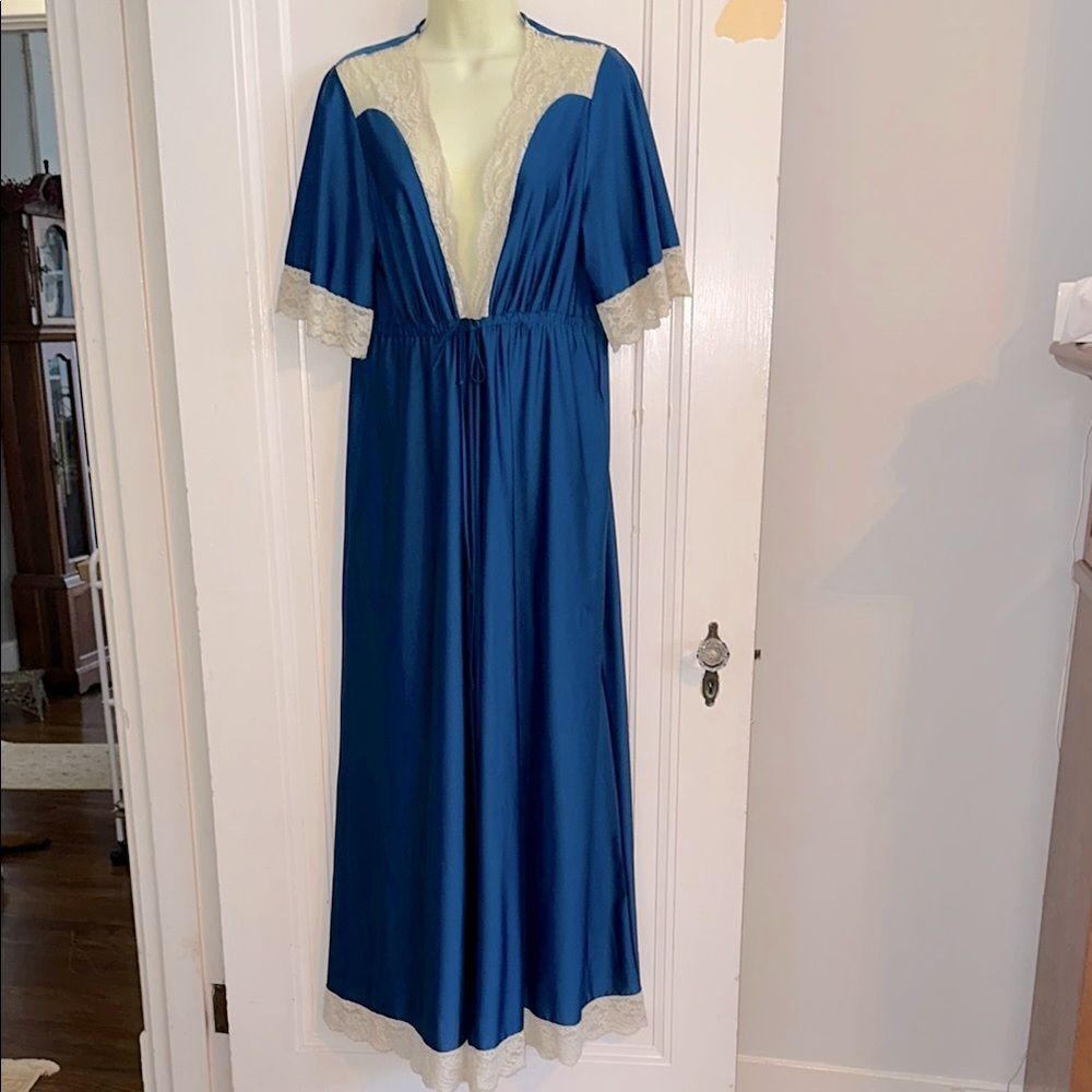 Vintage Shadowline‎ Blue Short Sleeve Robe with Cream Lace Trim
